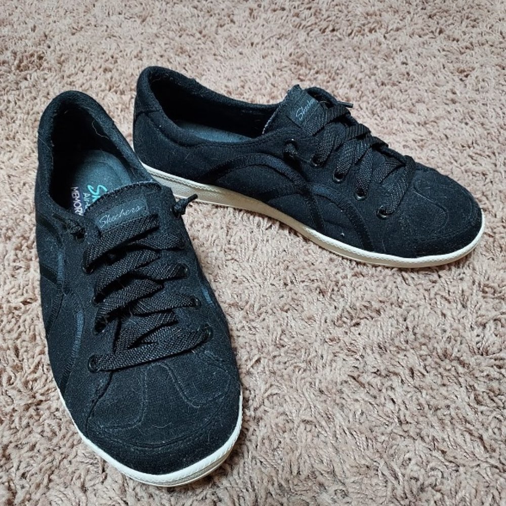 *Ladies' black canvas Skechers*